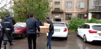 В Шымкенте жильцам карантинного дома привезли продукты