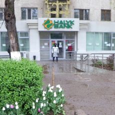 Возле банков в Шымкенте непривычно пусто