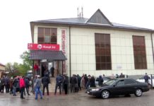 Несмотря на предупреждения, горожане продолжают осаждать банки