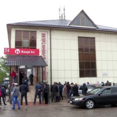 Несмотря на предупреждения, горожане продолжают осаждать банки