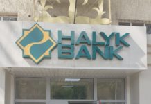 100 волонтеров помогают жителям Шымкента в отделениях банков