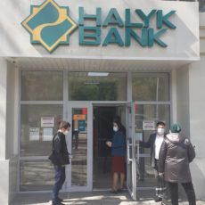 100 волонтеров помогают жителям Шымкента в отделениях банков