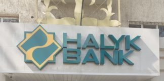 100 волонтеров помогают жителям Шымкента в отделениях банков