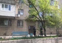 В Шымкенте женщина пыталась сбежать из карантина по водосточной трубе дом