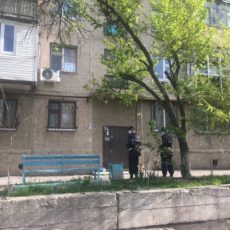 В Шымкенте женщина пыталась сбежать из карантина по водосточной трубе дом