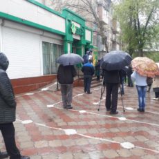 В Шымкенте у 40 отделений HALYK BANK появились специальные полосы разметка