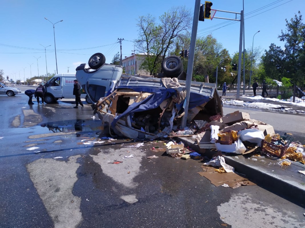 В Шымкенте столкнулись две грузовые ГАЗели, груженные продуктами — Новости  Шымкента