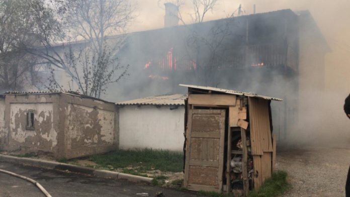 Пожар в жилом доме в Туркестане