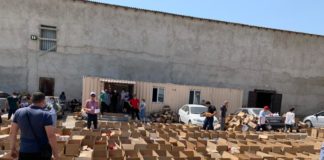 В Шымкенте предприниматель раздал продуктовые наборы вместо ауызашара