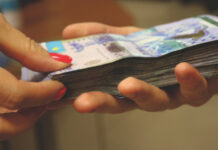 Два миллиона тенге безвозмездных субсидий обещала аферистка деньги тенге