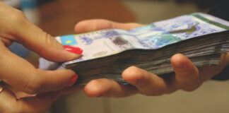 Учитель отдал мошеннице больше миллиона тенге за аттестацию деньги тенге