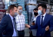 Аким Шымкента не выдержал: купил обувь и носки местных производителей Мурат Айтенов