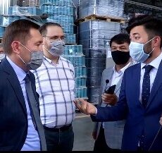 Аким Шымкента не выдержал: купил обувь и носки местных производителей Мурат Айтенов
