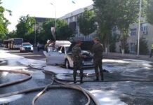 В Шымкенте по улице Байтурсынова загорелся автомобиль пожар