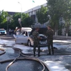 В Шымкенте по улице Байтурсынова загорелся автомобиль пожар