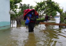 1300 семей Мактаарала получили по 1000 долларов из фонда Усманова потоп Мактаарал