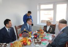 В Ленгере ветерану войны вручили ключи от квартиры ветеран