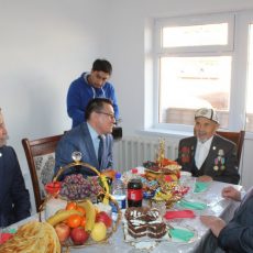 В Ленгере ветерану войны вручили ключи от квартиры ветеран