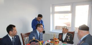 В Ленгере ветерану войны вручили ключи от квартиры ветеран