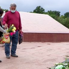 Жители Шымкента весь день несут цветы к вечному огню