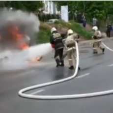 В центре Шымкента загорелся автомобиль загорелся автомобиль