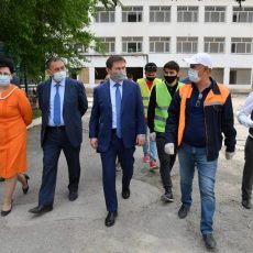 Мурат Айтенов ознакомился с ходом ремонта учебных заведений
