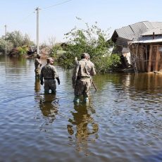 Солдаты отметили 7 мая в Мактаарале, находясь по пояс в воде потоп в Мактарале