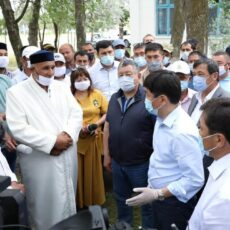 Байбек встретился с жителями затопленных аулов Мактаарала Байбек