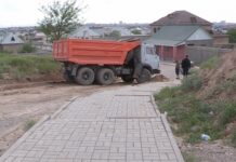 Жители двух микрорайонов Шымкента не могут поделить дорогу