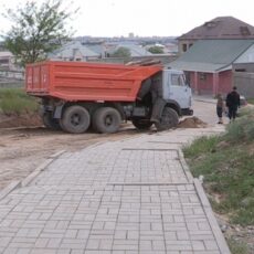 Жители двух микрорайонов Шымкента не могут поделить дорогу