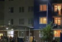 Жители микрорайона Нурсат в Шымкенте отметили окончание режима ЧП, исполнив гимн Казахстана