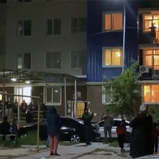 Жители микрорайона Нурсат в Шымкенте отметили окончание режима ЧП, исполнив гимн Казахстана