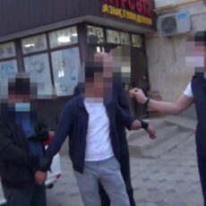 Старший оперуполномоченный ДЭР по г.Шымкент подозревается в получении взятки