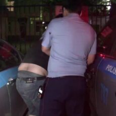 В Шымкенте сорвали погоны и жилетку с полицейского