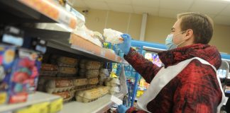 Как безопасно покупать продукты во время вспышки коронавируса