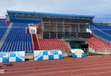 Пенсионеры на стадионе и особы на «особых» местах