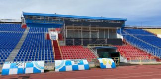 Пенсионеры на стадионе и особы на «особых» местах