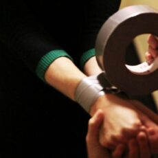 Криминальный театр: Женщина с любовником инсценировала ограбление связанные руки