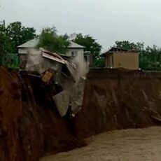Хозпостройка упала в реку Бадам из-за размытия берегов (видео)
