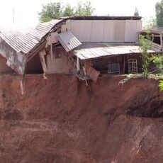 В Шымкенте вслед за баней в реку Бадам могут рухнуть дома