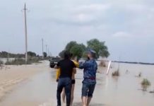 Полицейские спасли мужчину во время наводнения