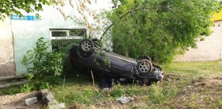 В Шымкенте Volkswagen Golf снес автобусную остановку и едва не влетел в жилой дом