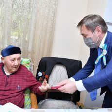 Аким Шымкента поздравил ветеранов