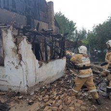 В Туркестане пожарные спасли от гибели мать и троих детей