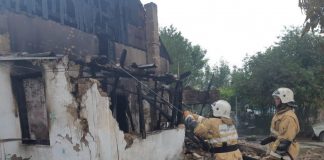 В Туркестане пожарные спасли от гибели мать и троих детей