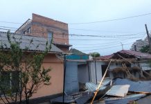 В Шымкенте слетевшая крыша многоэтажки рухнула на автомобиль скорой помощи