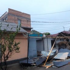 В Шымкенте слетевшая крыша многоэтажки рухнула на автомобиль скорой помощи