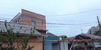 В Шымкенте слетевшая крыша многоэтажки рухнула на автомобиль скорой помощи