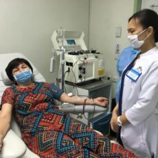 В Шымкенте вылечившиеся от коронавируса сдала свою плазму для плазмафареза больная коронавирусом