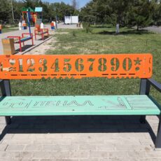В Кентау появились скамейки, которые напоминают об учебном процессе скамейка